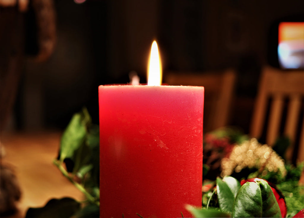 Sicher durch die Weihnachtszeit - 12 Tipps im Umgang mit Adventsgestecken und Weihnachtsbäumen